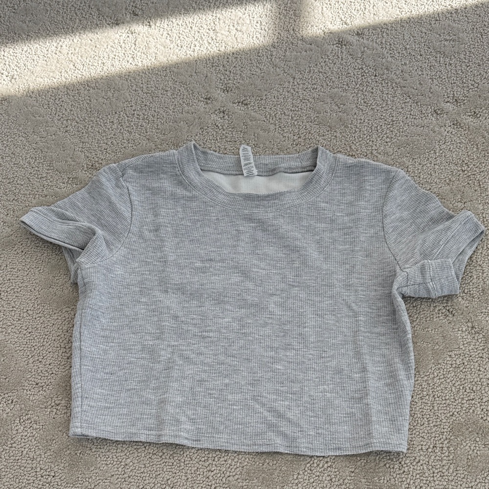 ALO Yoga Light Gray women’s cropped Tee